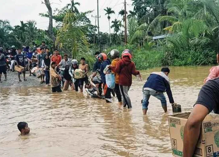 Jembatan di Inhil Ambruk, Buat Jembatan Darurat Warga Harus Antri 1,5 Jam