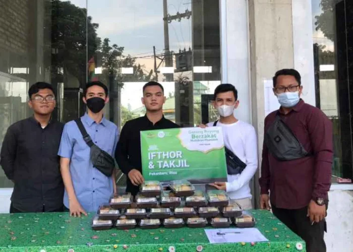Sixnature STIFAR Riau Berbagi Takjil dan Paket Ifthor ke Masyarakat Kurang Mampu