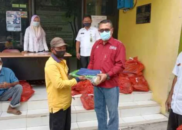 Tingkatkan Keselamatan Kerja, DLH Inhu Serahkan Seragam Petugas Kebersihan