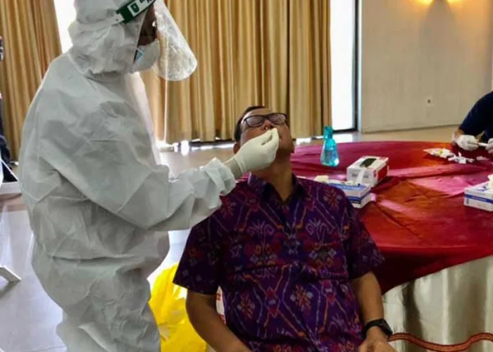 Sambut Kunjungan Kerja Presiden Jokowi, Bupati Suyatno Tes Swab