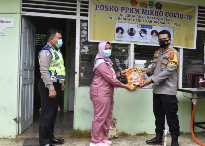 Kapolres AKBP Efrizal Bagikan Sembako Warga Kurang Mampu Terpapar Covid-19