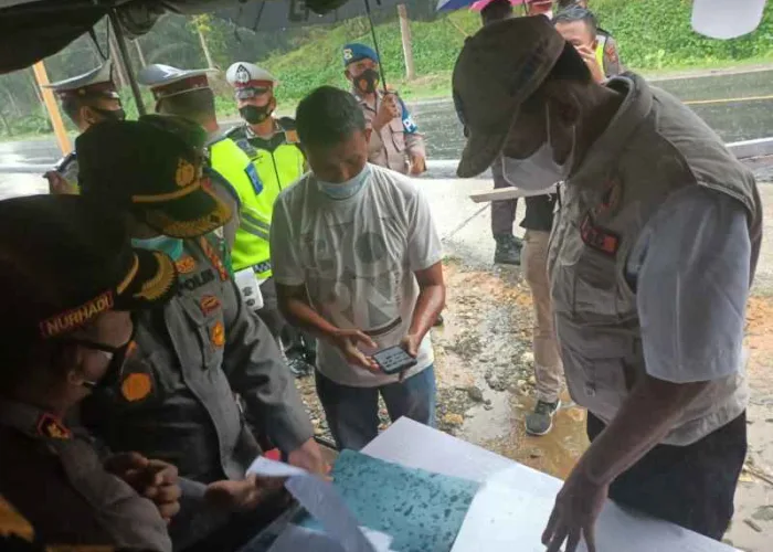 Bupati Suyatno Tinjau Pos Penyekatan Perbatasan Riau-Sumut di Bagan Sinembah