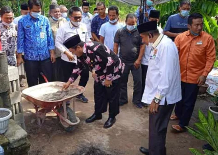 Pj Bupati Chairul Riski Letakan Batu Pertama Pembangunan RLH Baznas Inhu