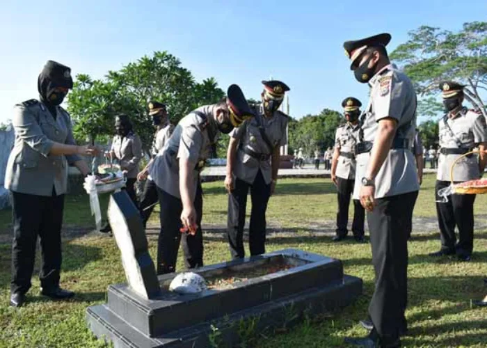 Apel dan Ziarah ke TMP Indra Bakti Warnai Peringatan Hari Bhayangkara ke-75 di Inhu