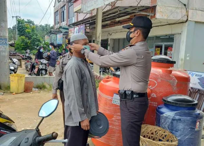 Bersama PT TPP, Polsek Lirik Bagikan Ratusan Masker ke Masyarakat