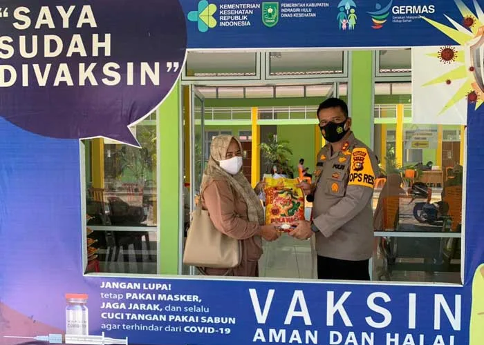 Bagikan Sembako, Cara Kapolres Ajak Masyarakat Inhu Mau Divaksin Covid 19