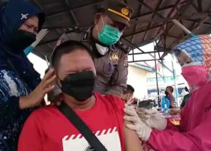 Pria di Inhu Riau Menangis Saat akan Divaksin, Ternyata Takut Jarum Suntik