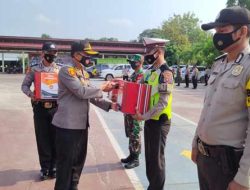 Polres Inhu Salurkan Sembako Bagi Warga Terdampak Covid-19 di Posko PPKM Mikro