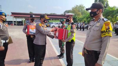 Polres Inhu Salurkan Sembako Bagi Warga Terdampak Covid-19 di Posko PPKM Mikro