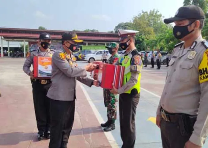 Polres Inhu Salurkan Sembako Bagi Warga Terdampak Covid-19 di Posko PPKM Mikro