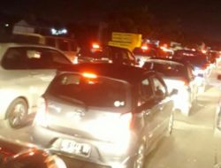 Solar Truk Pertamina Tumpah, Jalan Raya Padang-Painan Macet