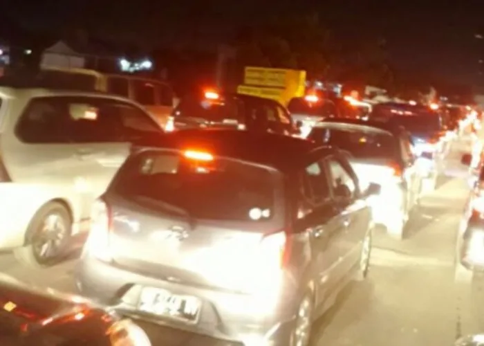 Solar Truk Pertamina Tumpah, Jalan Raya Padang-Painan Macet
