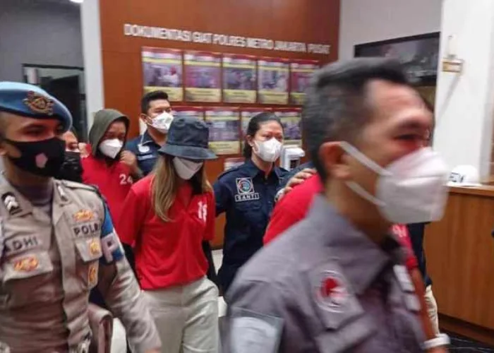 Sabu Telah Mengubah Outfit Miliaran Nia Ramadhani Menjadi Baju Tahanan