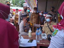 Tinjau Vaksinasi Suku Talang Mamak Inhu, Kapolda Ajak Masyarakat Hidup Sehat