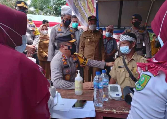 Tinjau Vaksinasi Suku Talang Mamak Inhu, Kapolda Ajak Masyarakat Hidup Sehat