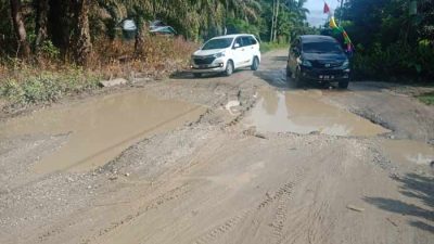 Ketika Rombongan Kapolda Riau dan Bupati Rezita Lewati Jalan Berlobang