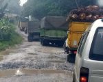 Jalan Lintas Air Molek-Peranap Inhu Rusak Parah, Sudah Ditinjau Gubernur Belum Juga Diperbaiki