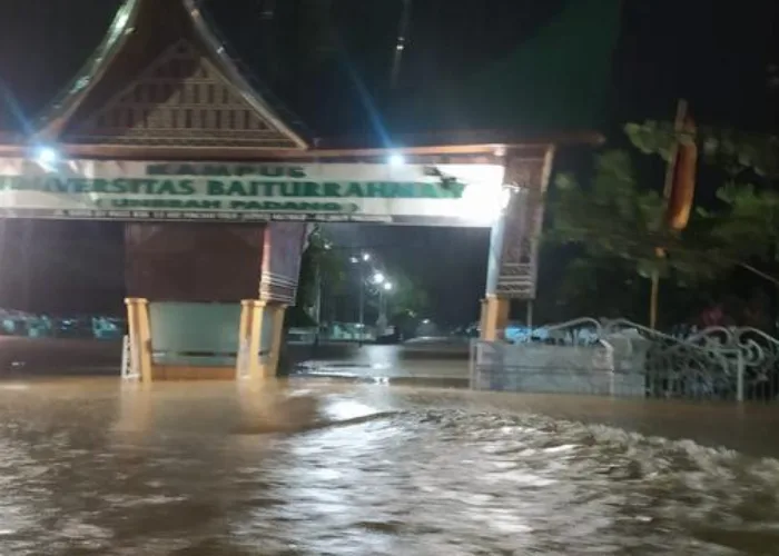 Banjir Melanda Kota Padang, Petugas Evakuasi Warga