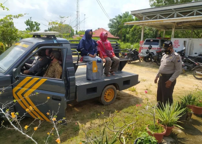 Agar Bisa Vaksin, Polisi di Inhu Jemput Antar Lansia ke Rumah