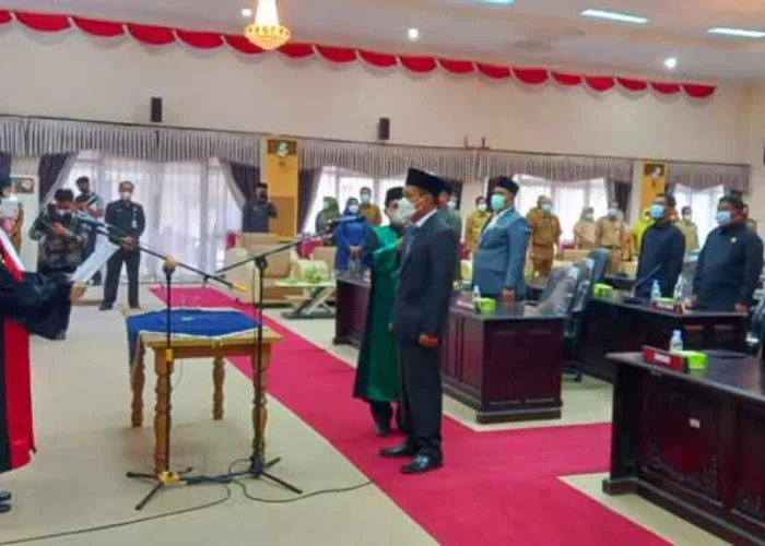 Ketua PN Rengat Lantik Karna Sebagai Anggota DPRD Sisa Masa Bakti 2019-2024