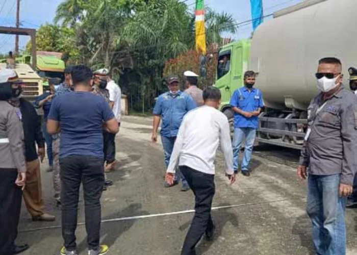 Protes Warnai Pengalihan Rute Truk dari Jalan Azki Aris Rengat-Kuala Cinaku
