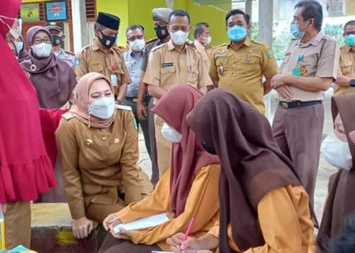 Semangat Bupati Rezita Memajukan Pendidikan di Tengah Badai Pendemi