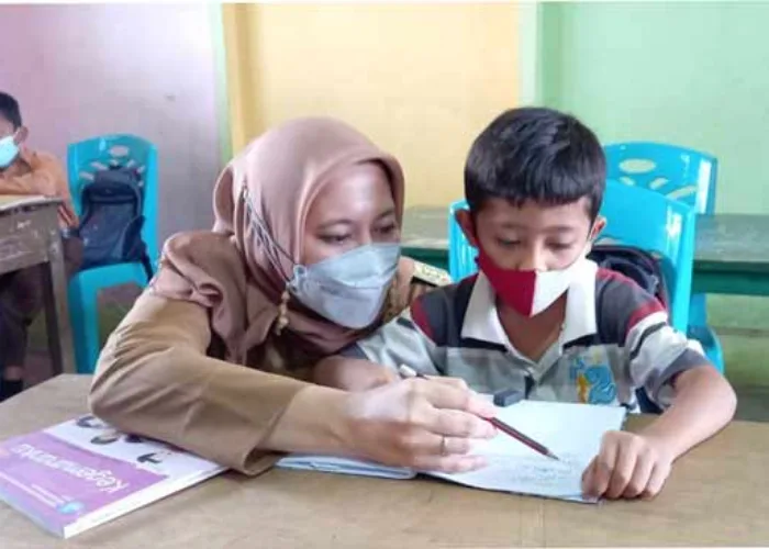 Senyum Bahagia Khalifah, Kala Bupati Rezita Janji Belikan Seragam Sekolah