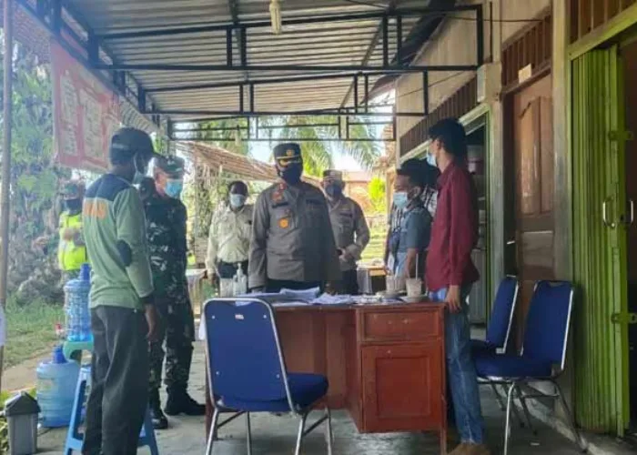 Pastikan Pilkades Inhu Aman, Kapolres Saksikan Pemungutan Suara di Desa Sungai Akar