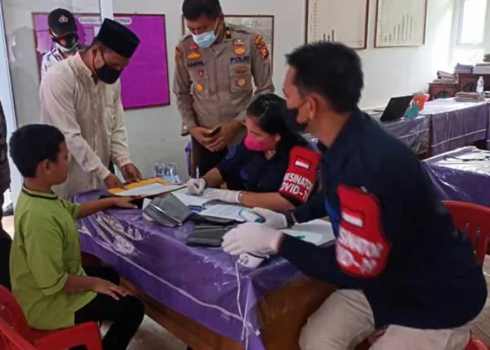 Sempena Hari Santri, Polres Inhu Gelar Vaksinasi dan Bakti Sosial di Pesantren Kahar Rahman