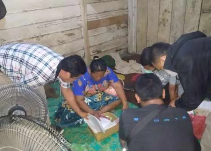 Sibuk Rekap Nomor Togel, Tak Sadar Diintai Polisi, Wanita Paruh Baya di Inhu Akhirnya Ditangkap