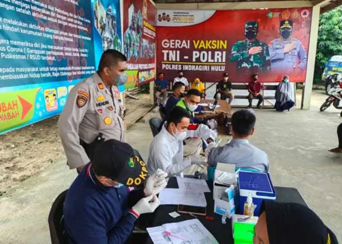 Hari Libur Tak Halangi Polres Inhu Laksanakan Vaksinasi Warga
