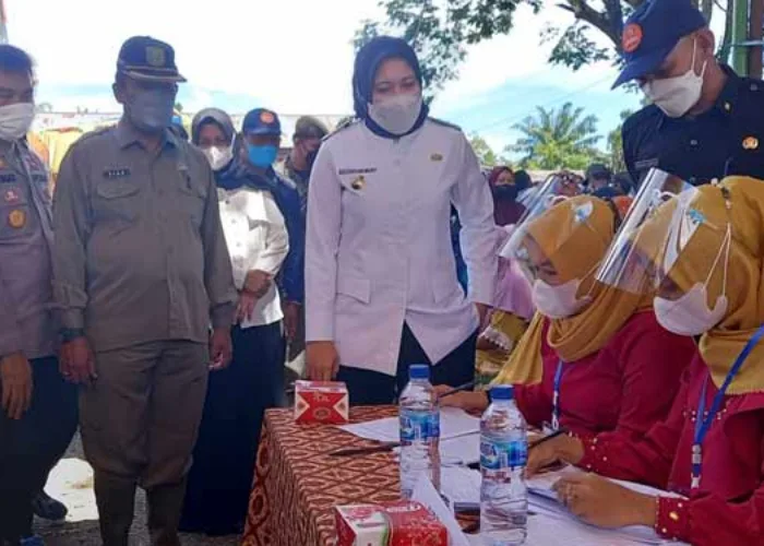 Suka Cita Pilkades Serentak di Inhu, Bupati Rezita Minta Kades Terpilih dan Warga Bersatu Membangun Desa