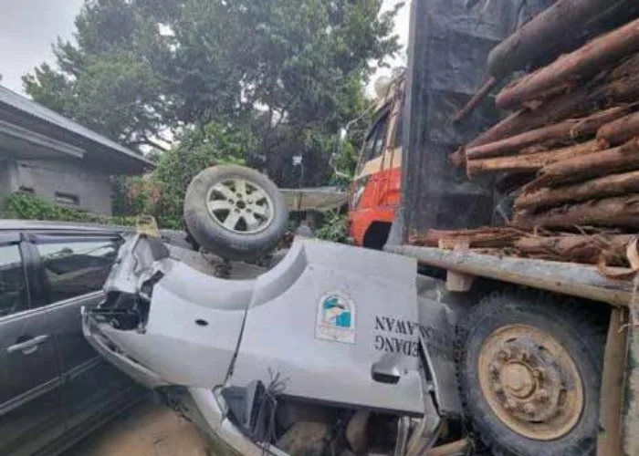 Kecelakaan Beruntun di Jalintim Pelalawan, Ambulans Rusak Parah Terlindas Truk Balak