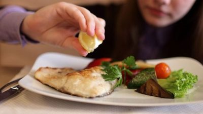 Setelah Vaksin Covid-19, Sementara Jangan Konsumsi Makanan dan Minuman Berikut!