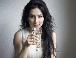 Baguskah Minum Air Putih Sebelum Makan? Simak Penjelasanya!