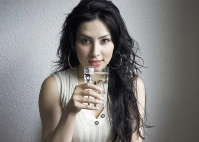 Baguskah Minum Air Putih Sebelum Makan? Simak Penjelasanya!