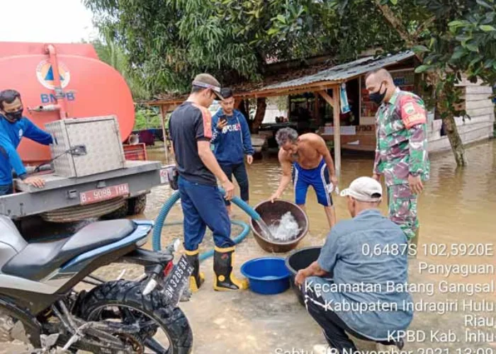 Ratusan Warga Desa Penyaguhan Terdampak Banjir Kini Butuh Sembako, KPBD Inhu Kirim Air Bersih