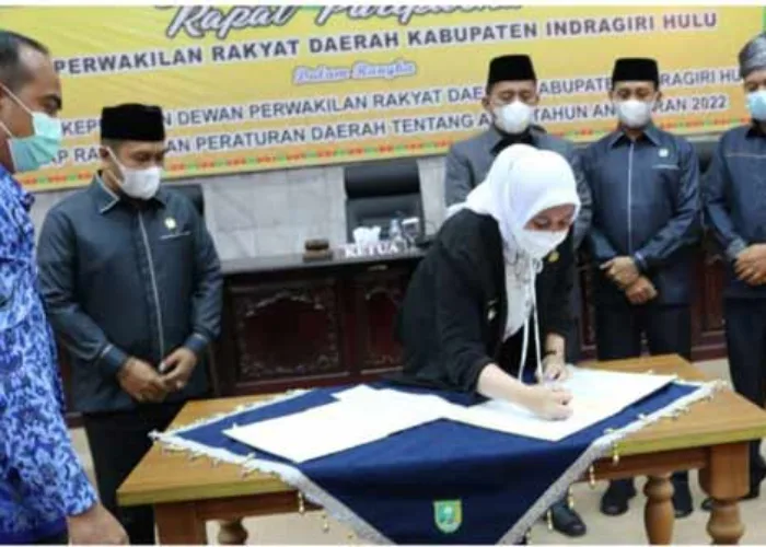 Malam Hari APBD Inhu TA 2022 Disahkan, 8 Anggota DPRD Absen, Ini Pesan Bupati Rezita ke Kepala OPD