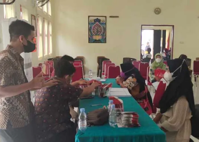 Warga Kurang Mampu di Inhu Mulai Terima KKS Bantuan Sembako, Bagaimana Mereka yang Belum Divaksin?