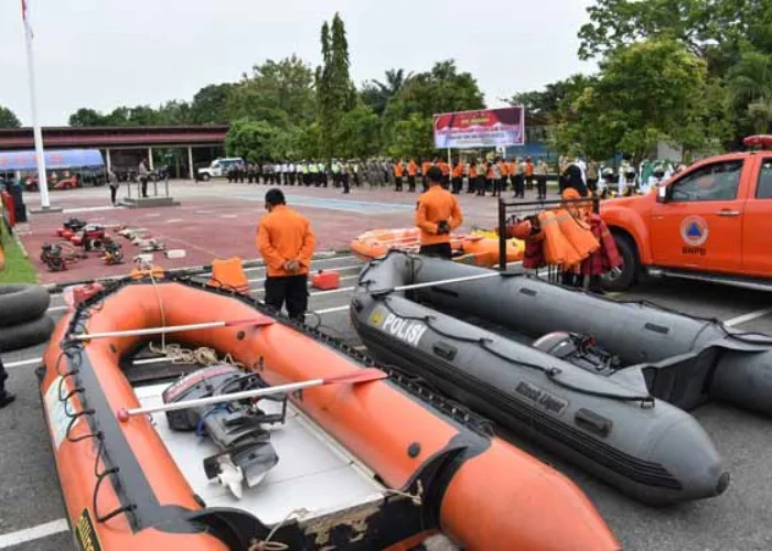 Jembatan Penghubung Desa Putus, Warga Beraktivitas Gunakan Pompong, Polres Inhu Gelar Apel Kesiapan Antisipasi Bencana Alam