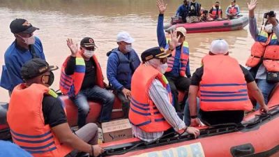 Gunakan Perahu Karet, Bupati Rezita Susuri Sungai Indragiri Tinjau Lokasi Rawan Abrasi