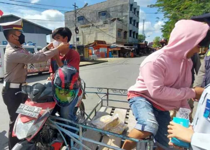 Ketika Satlantas Polres Inhu Bagikan Ratusan Masker kepada Pengguna Jalan Demi Hentikan Sebaran Covid 19