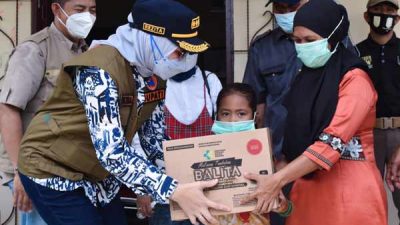150 KK Warga Desa Setako Raya Inhu Terdampak Banjir, Bupati Rezita Salurkan Bantuan