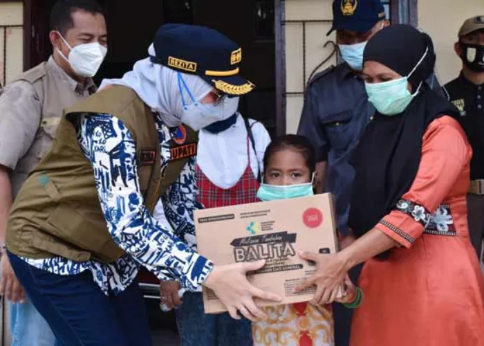 150 KK Warga Desa Setako Raya Inhu Terdampak Banjir, Bupati Rezita Salurkan Bantuan