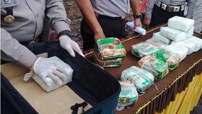 Polisi Tangkap Seorang Wanita dan 4 Pria Pengedar Narkoba, 6,9 Kg Sabu Disita, 42.000 Jiwa Terselamatkan