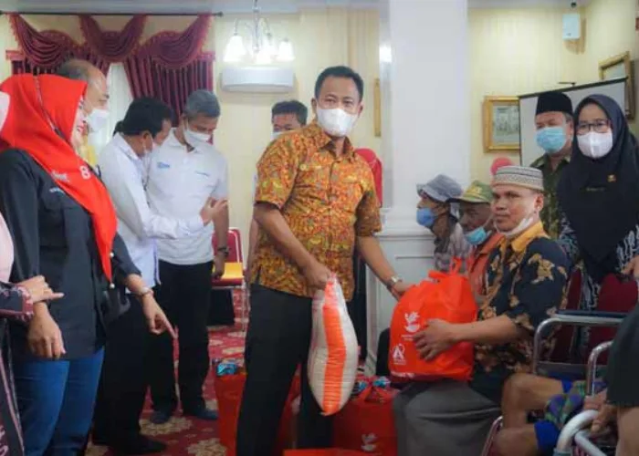 Bupati Afrizal Sintong Serahkan Bantuan dan Dukungan Atensi Kemenkes Untuk 219 Warga Rohil