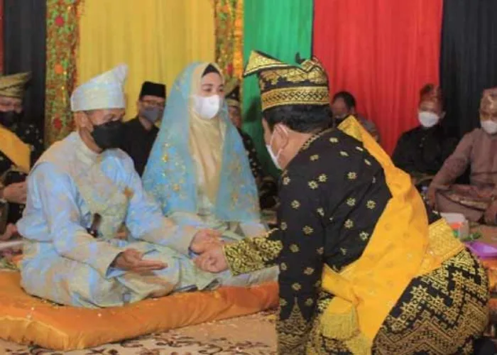 Wabup Indra Gunawan dan Ketua DPRD Terima Gelar Adat dari LAMR Rohul