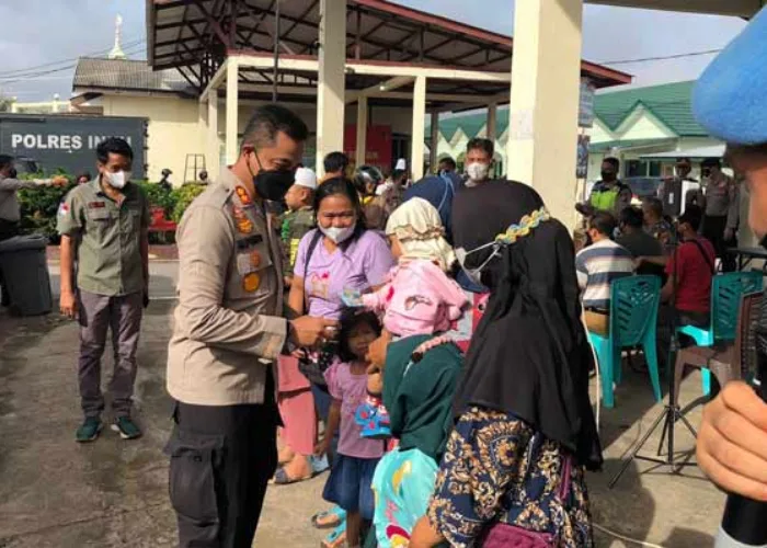 Saat Para Ibu Antri Menanti Vaksin Sambil Gendong Balita, Tetiba Kapolres Inhu Lakukan Hal Ini