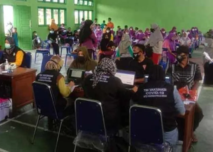 Vaksinasi di Desa Tani Makmur Membludak, Sulistiono: Kesadaran Warga  Untuk Vaksin Kian Tinggi