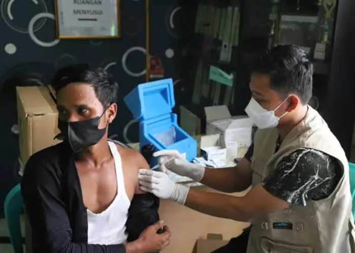 Terendah di Riau, Kapolda Kirim Vaksinator dan 500 Dosis ke Pelalawan